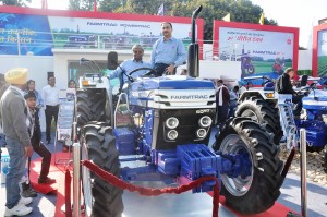 Escorts delivers advance 4x4 Farmtrac 6050 to Punjab Farmers at Agrotech 2014 (1)