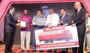 Mahindra-Awards-SuperOutperfomerDriver-pic